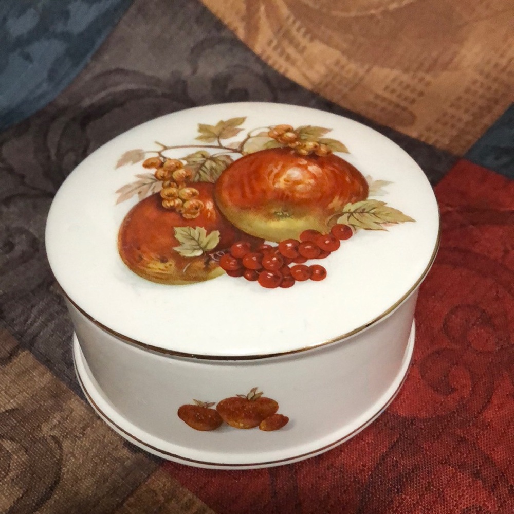 🛍️5/$20🛍️ EUC Sadler 🇬🇧 China covered Trinket Box.